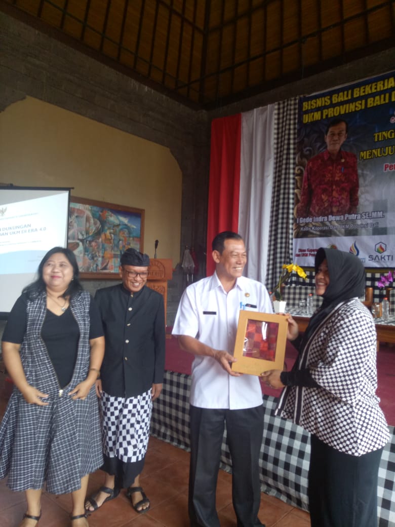 Seminar Nasional mengambil tema "Tingkatkan Profesionalisme SDM menuju Koperasi Berbasis E-Commerce"