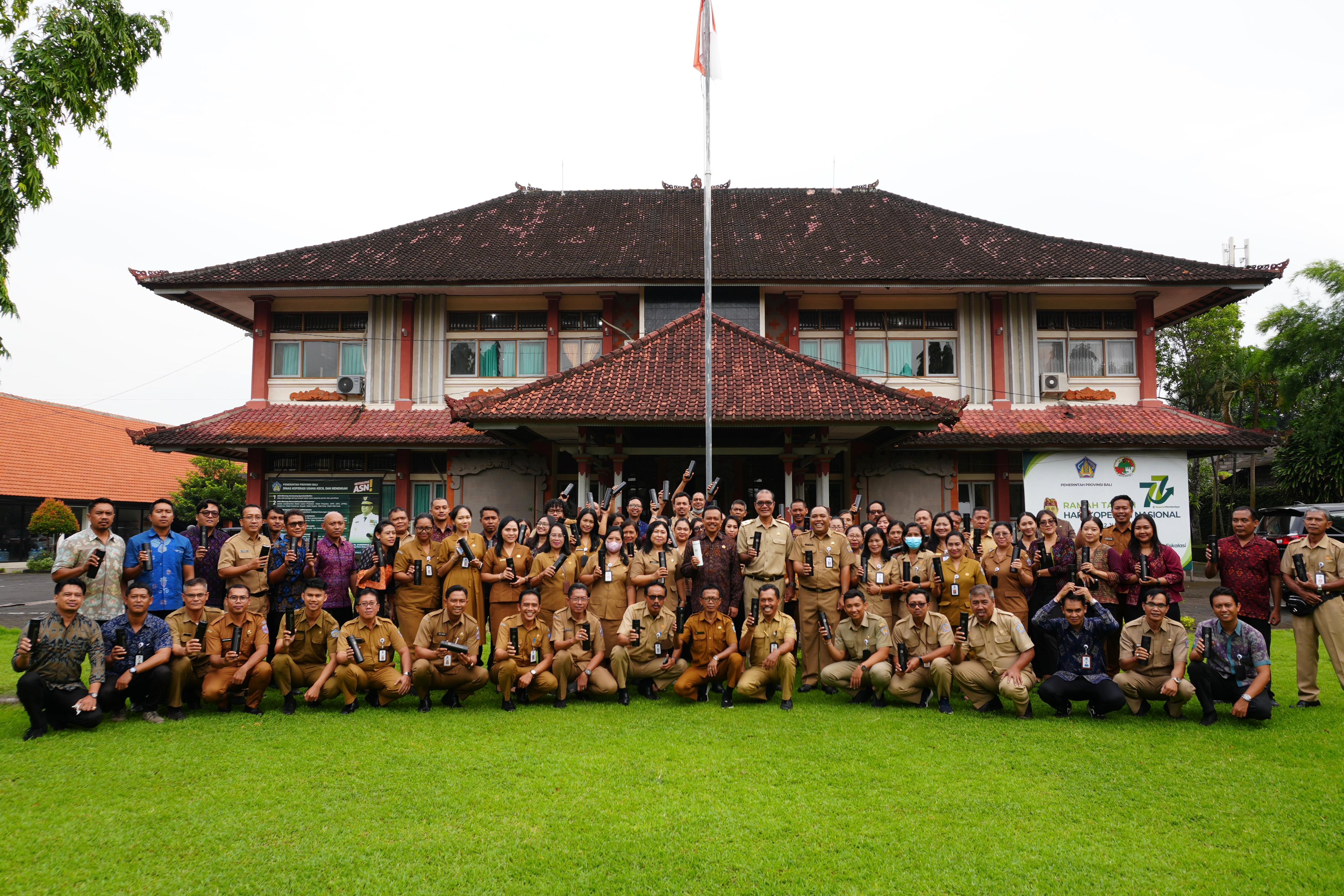 Pegawai Dinas Koperasi dan UKM Provinsi Bali Kompak Memakai Tumbler