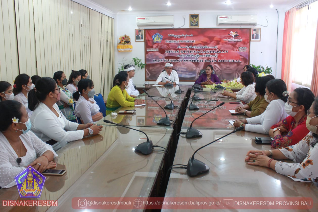 Menyambut Hari Jadi Pemprov Bali ke-64, Disnaker ESDM Provinsi Bali Melaksanakan Kegiatan Ceramah Agama Hindu Terkait Tatacara Membuat Banten Upakara Otonan