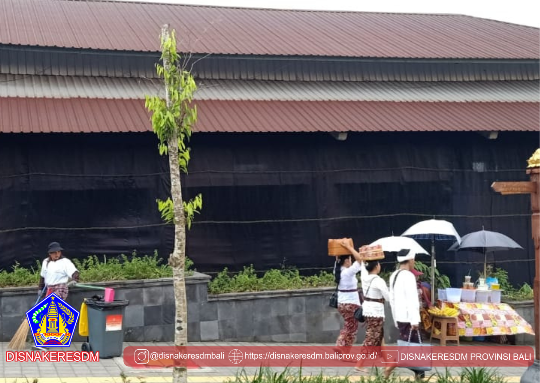 Sumbangan Tempat Sampah Di Pura Besakih
