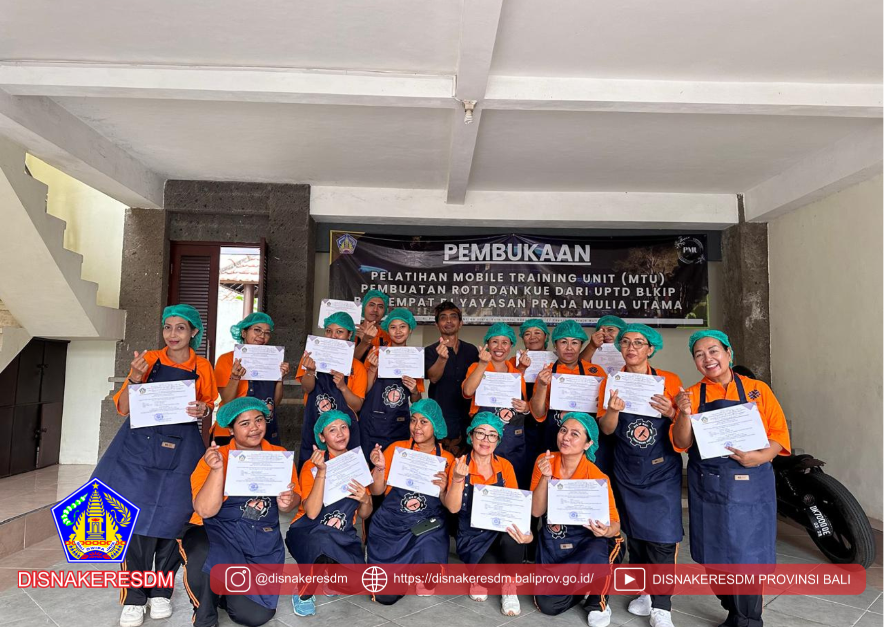 Penyerahan Sertifikat Kepada Seluruh Peserta Pelatihan Mobile Training Unit (MTU)