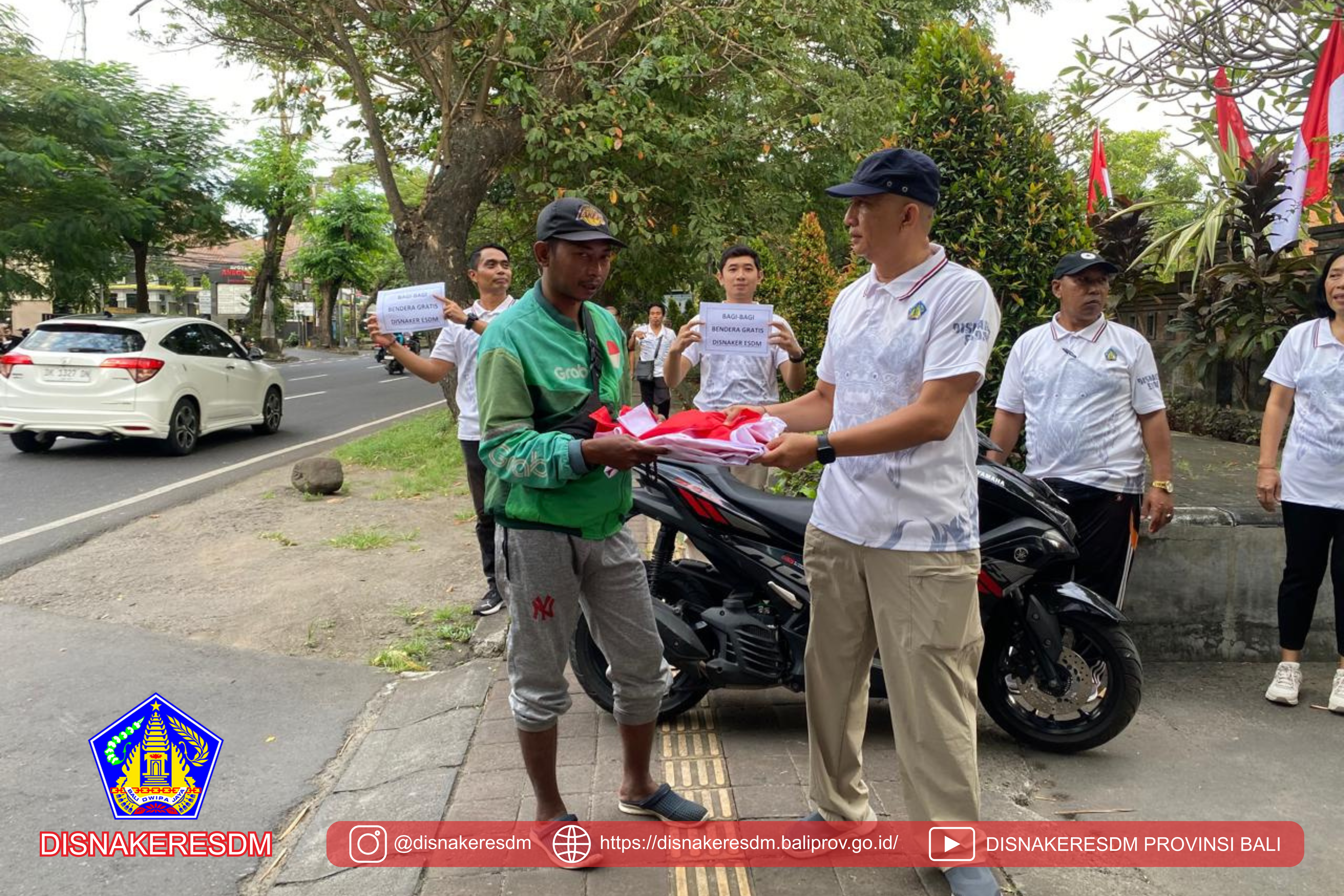 Semarak Bulan Bung Karno, DisnakerESDM Provinsi Bali Gelar Senam Bersama Dan Pembagian Bendera Merah Putih