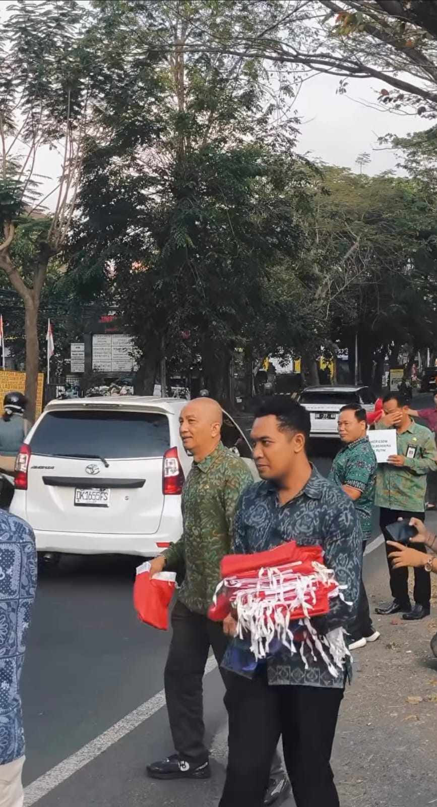 Gerakan Pembagian Bendera Merah Putih DisnakerESDM Provinsi Bali