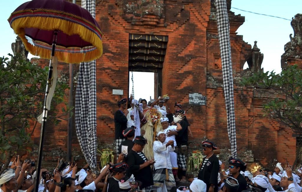 NGEREBONG CEREMONY