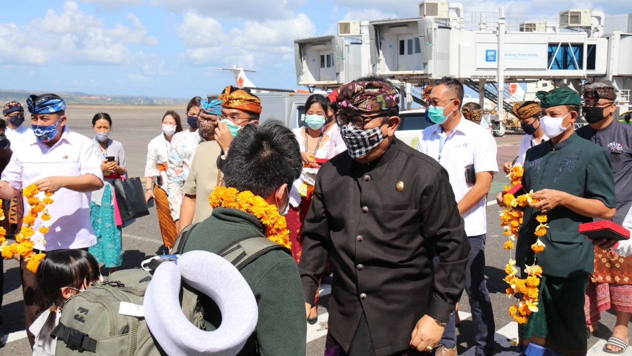 Wagub Cok Ace Sambut Kedatangan ‘Wisnu’ di Bandara Ngurah Rai