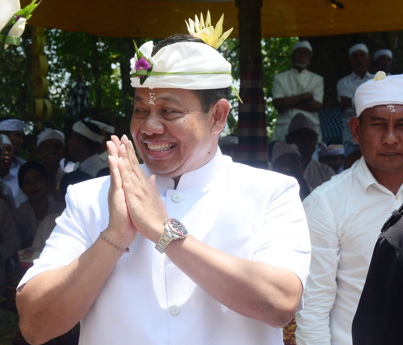 Pj Gubernur Mahendra Jaya Hadiri Pujawali di Pura Luhur Pesimpangan Pucak Kedaton