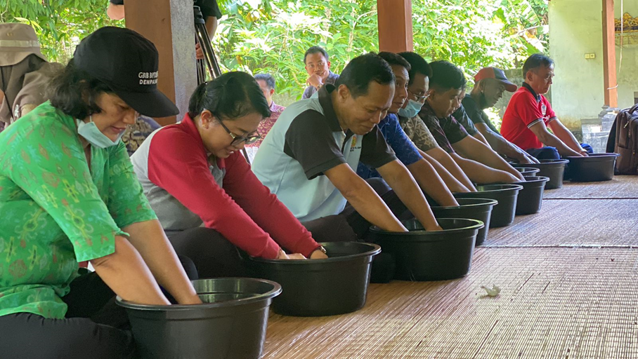 Pelatihan Pembuatan Biosaka di Subak Sembung, Desa Peguyangan Kota Denpasar