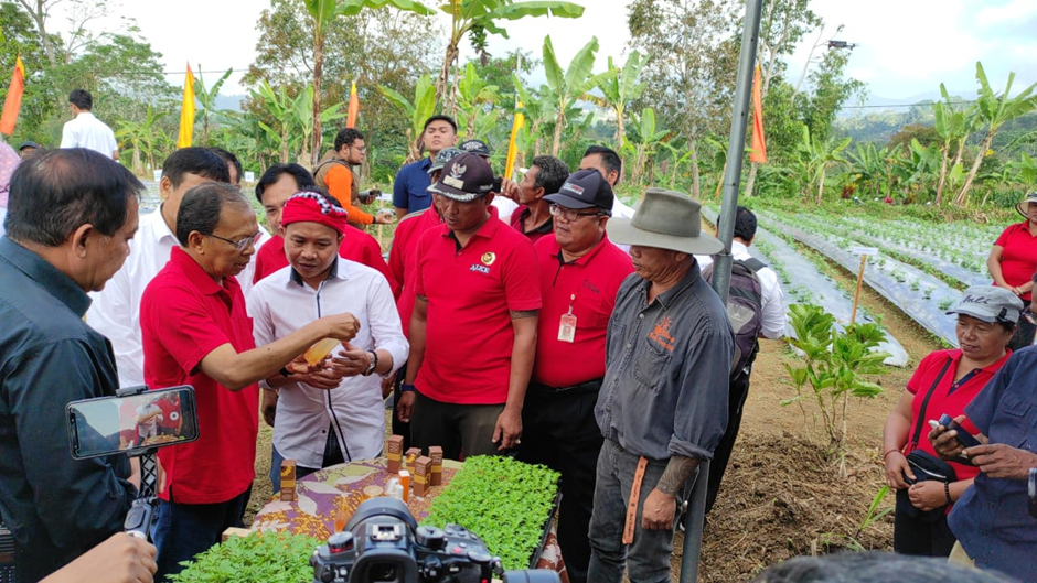 Penanaman Bunga Gumitir Sudamala Bersama Gubernur Bali di Desa Mayungan