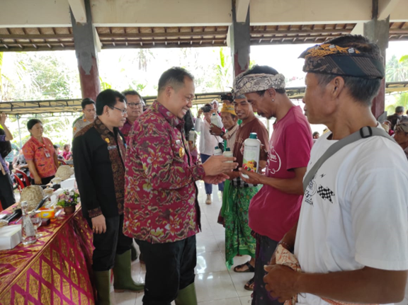 Penyerahan Pupuk Hayati Cair (PHC) dalam Rangka Pengembangan Pertanian Organik