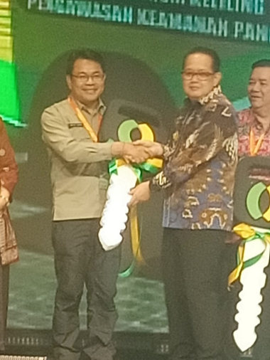 Kadistanpangan Bali Menerima Penghargaan Keamanan Pangan dan Penyerahan Simbolis Mobil Laboratorium Keamanan PSAT