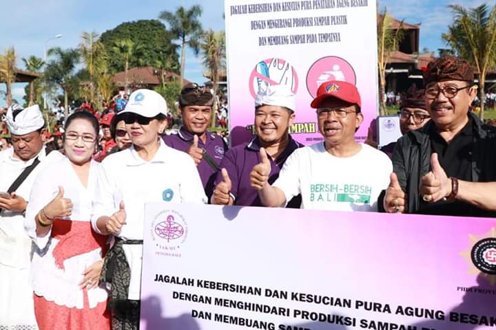 Sabtu pagi, Gerakan Kedas Sampah Plastik (GEDASAMTIK)  di Pura Besakih