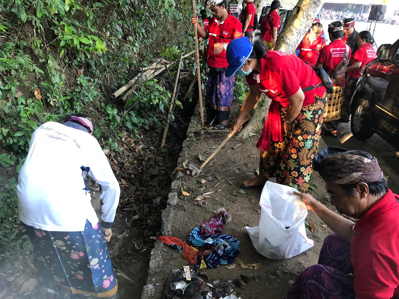 Pelaksanaan Gerakan Kedas Sampah Plastik Ke-3 di Pura Lempuyang