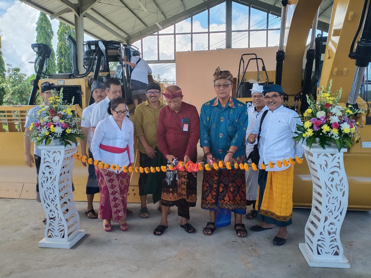 Dokumentasi Serah Terima Pengelolaan dan Pemanfaatan Revitalisasi TPA Regional Sarbagita Suwung (MVC) dan Pengadaan Alat Berat (1 Unit Exavator dan 1 Unit Buldozer)