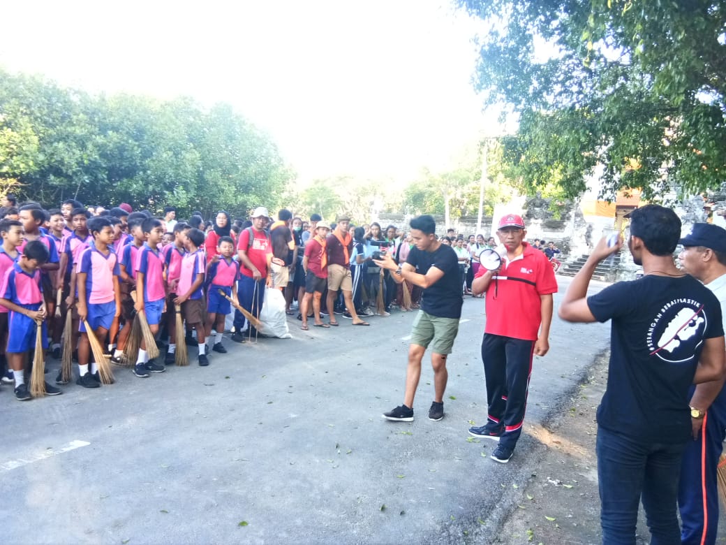 Mengikuti Kegiatan Aksi Bersih "Bali Biggest Clean Up" di Pura Sakenan