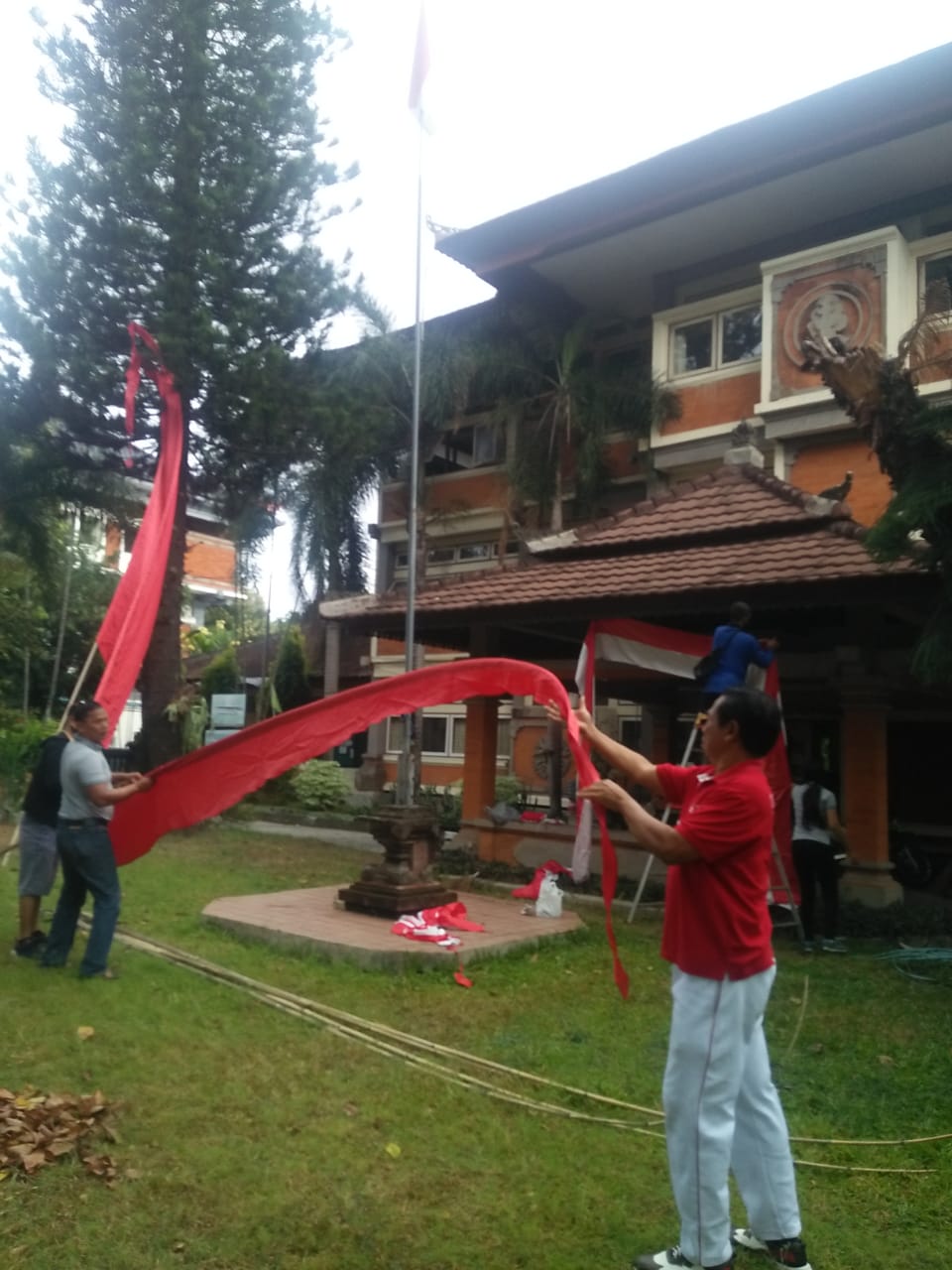 Dokumentasi Pemasangan Bendera menyambut Hari Kemerdekaan RI ke-75 di Kantor DKLH Prov. Bali & UPTD