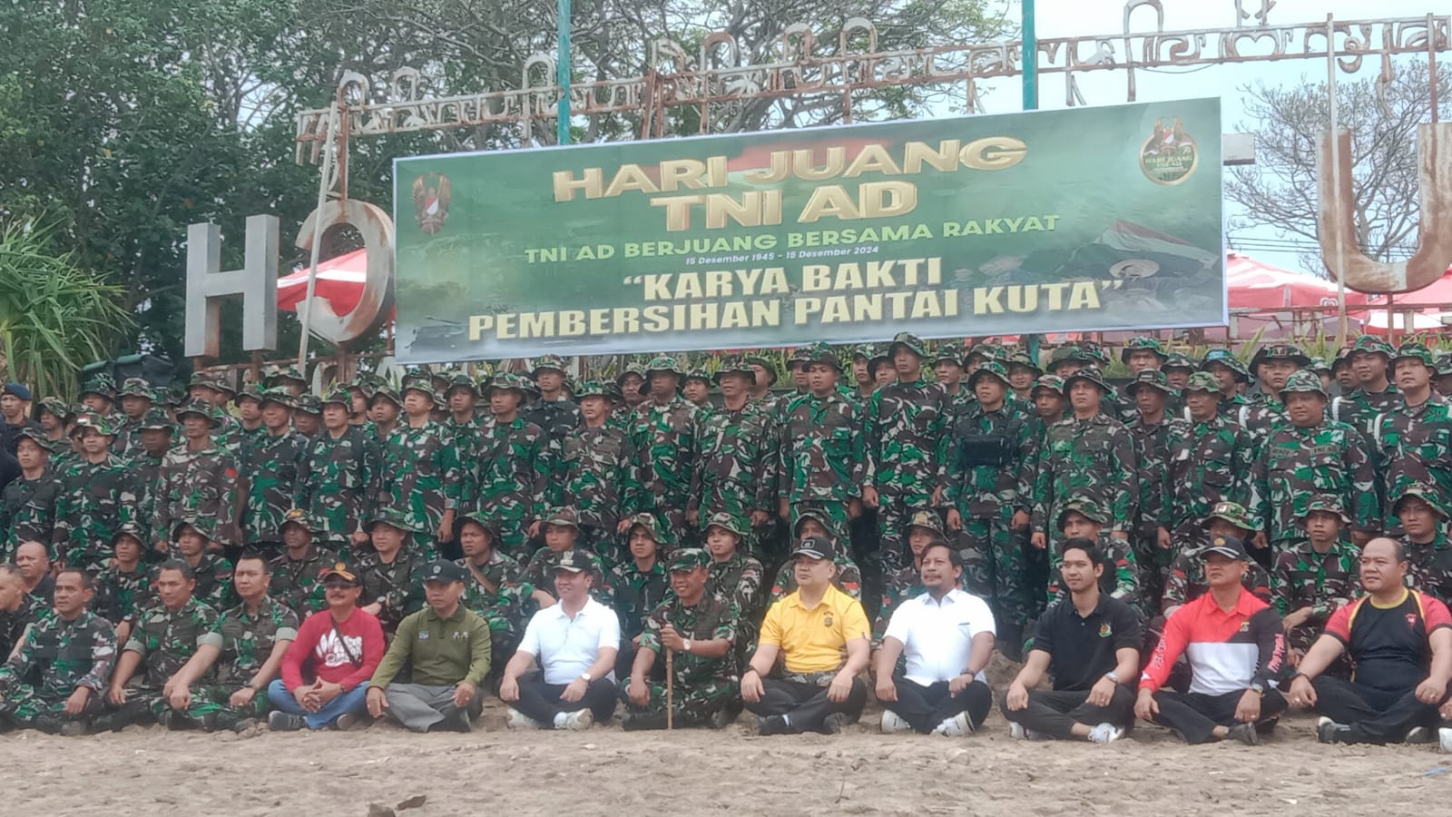 KARYA BAKTI TNI AD DI PANTAI KUTA WUJUD KEPEDULIAN TERHADAP LINGKUNGAN
