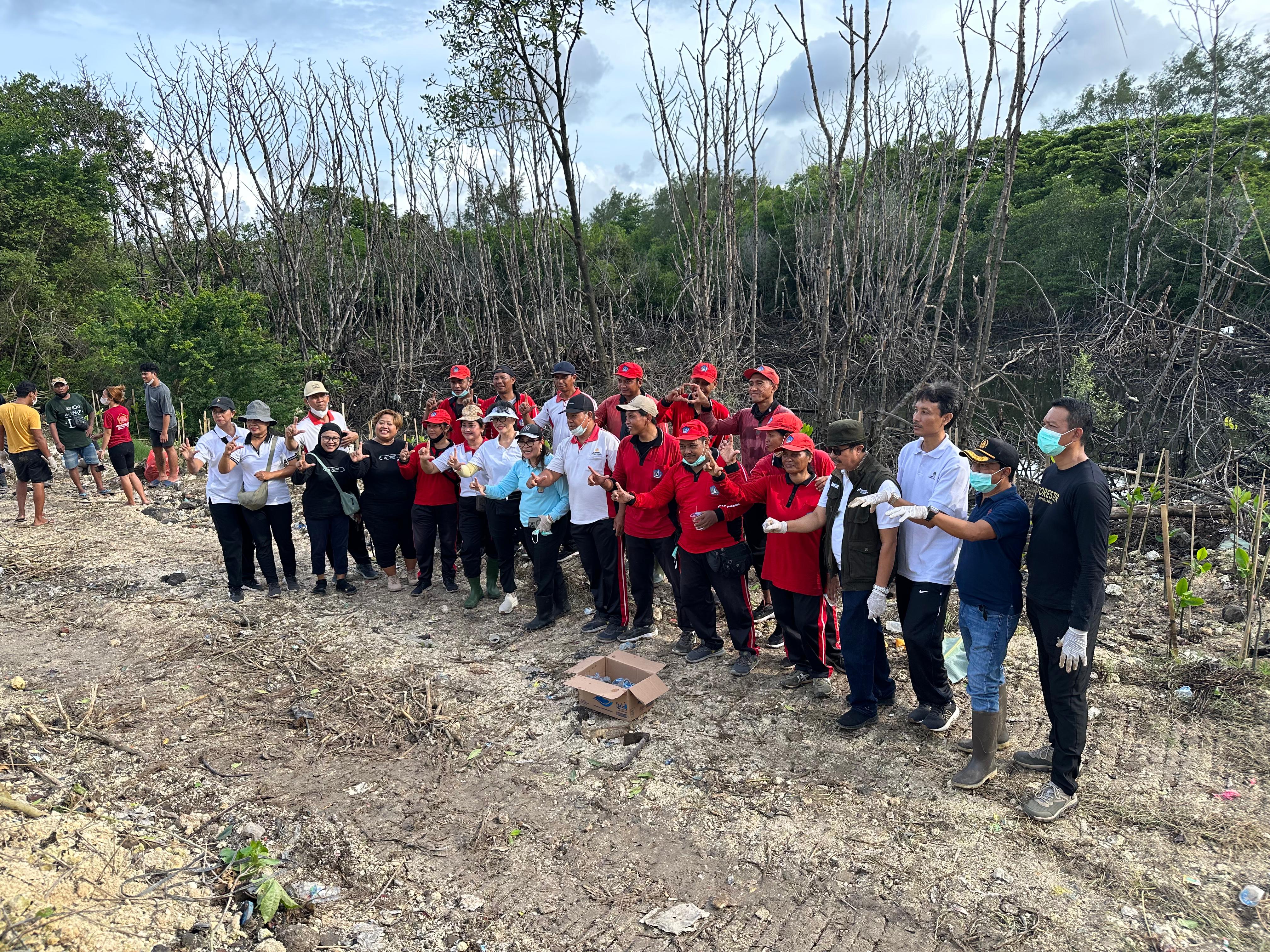 Penanaman Mangrove di Kawasan TPA Regional Sarbagita Suwung