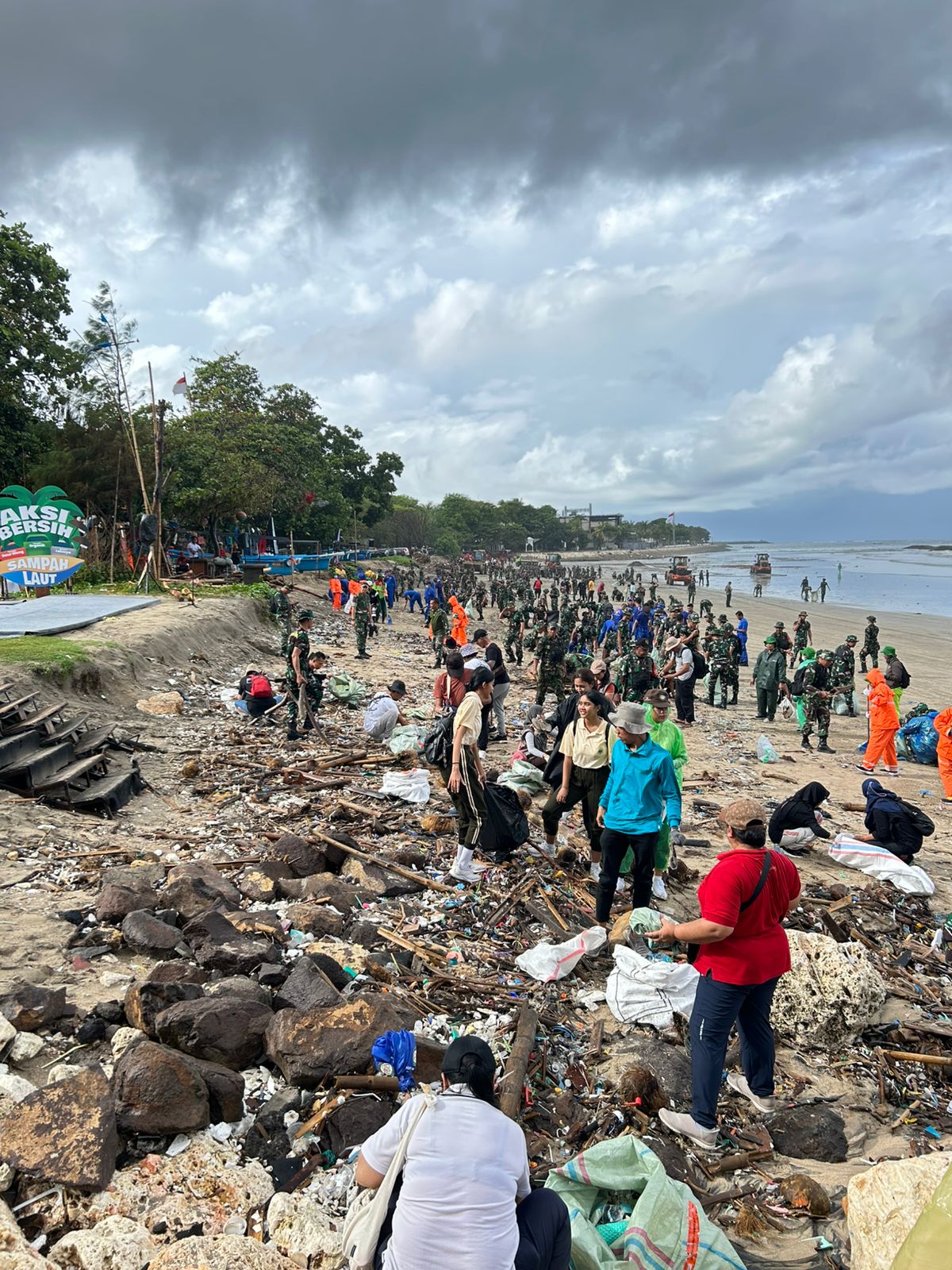 Aksi Bersih-Bersih Sampah di Kawasan Wisata Pantai Kuta diikuti Langsung Oleh Menteri Lingkungan Hidup Republik Indonesia
