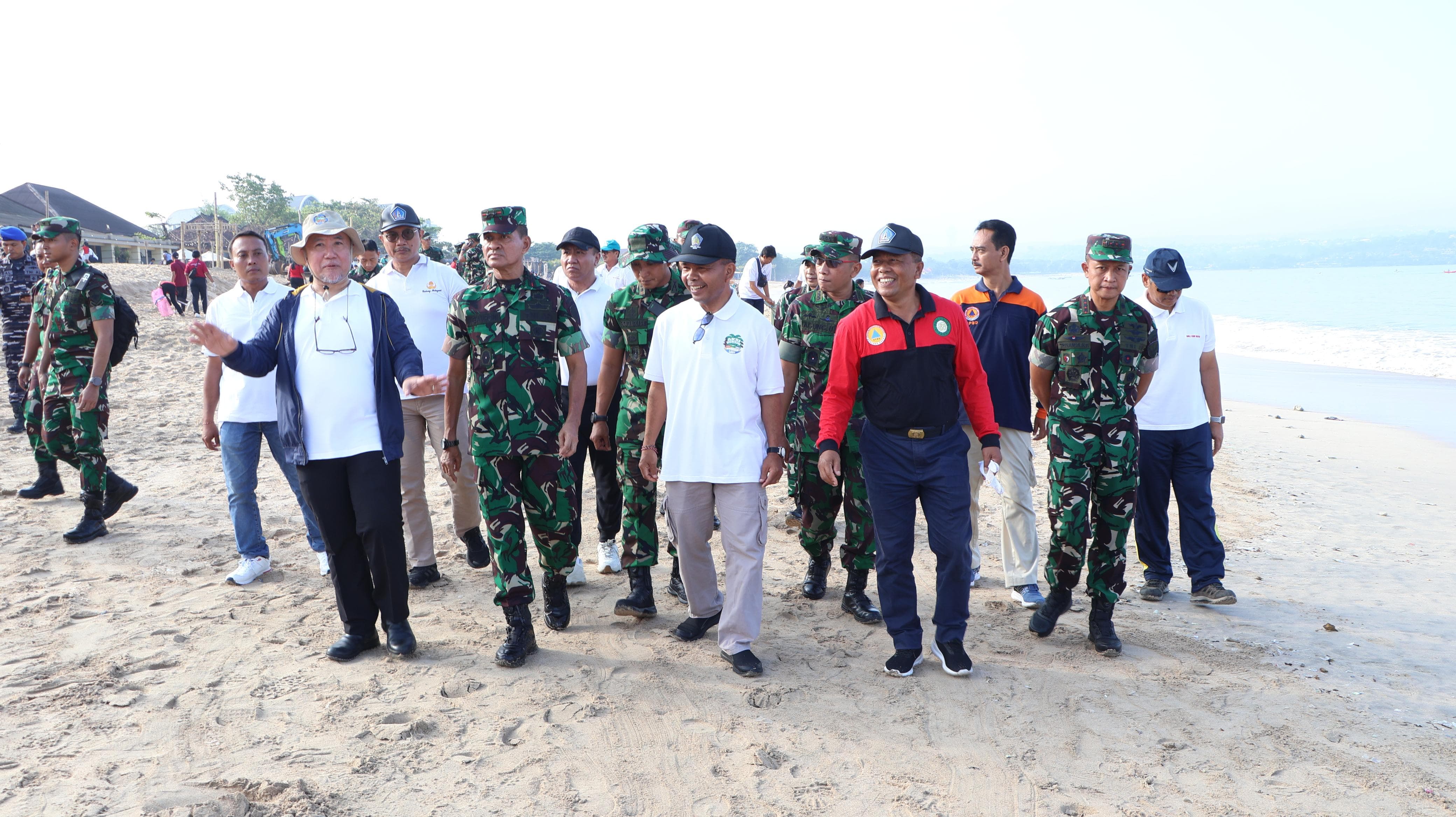 Hadir dalam Aksi Bersih Pantai Serangkaian HPSN 2025, Plt. Kadis KLH, "INI KESADARAN KOLEKTIF"