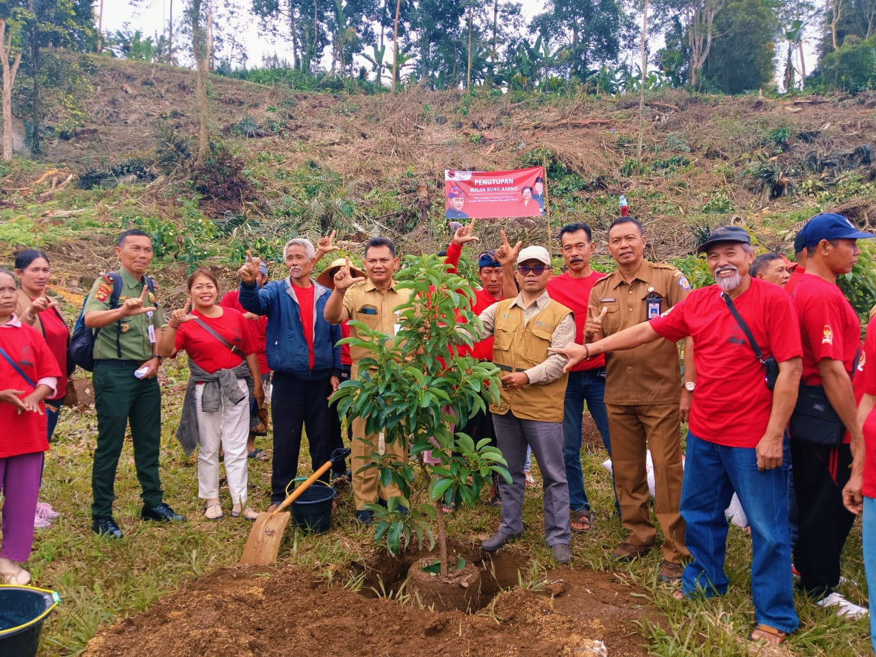 DKLH Provinsi Bali Dukung Kuat Inisiatif Rehabilitasi Hutan dan Penyerahan Bibit Produktif di Tabanan