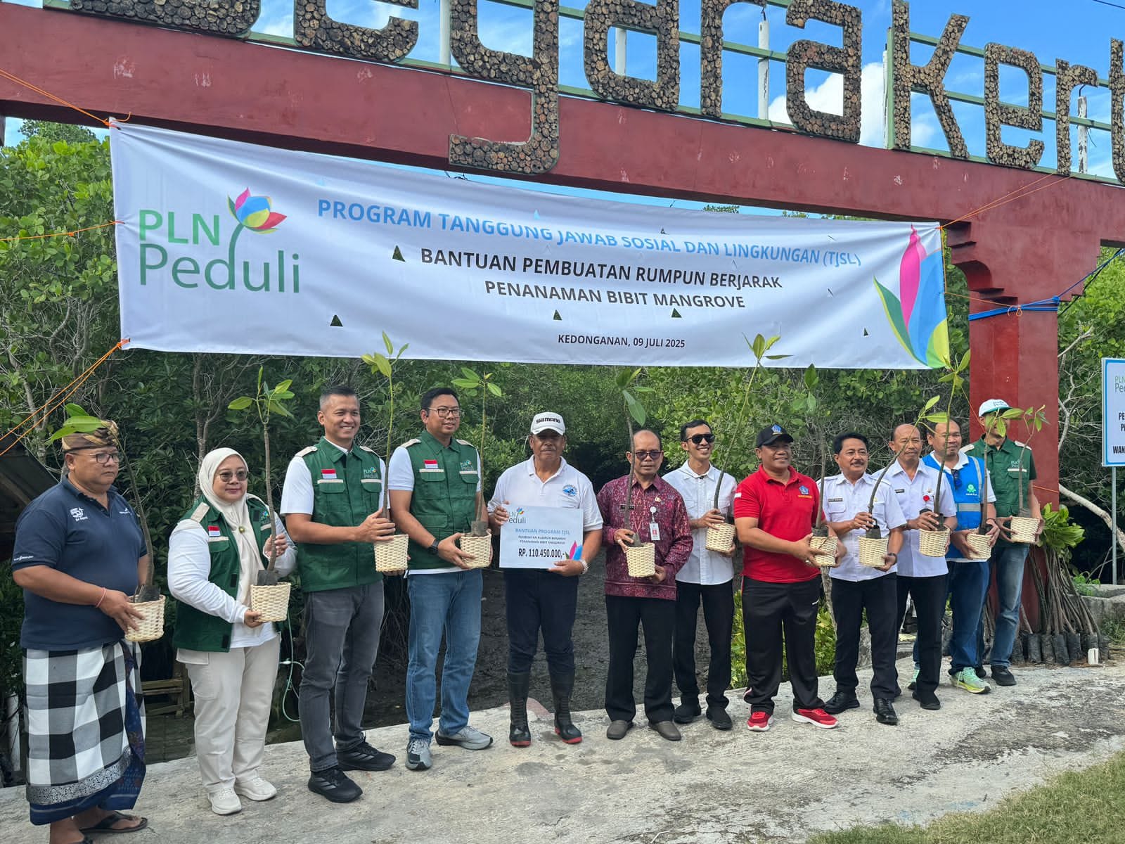 PLN Serahkan Bantuan Bibit Mangrove, DKLH Bali Apresiasi Komitmen Lingkungan