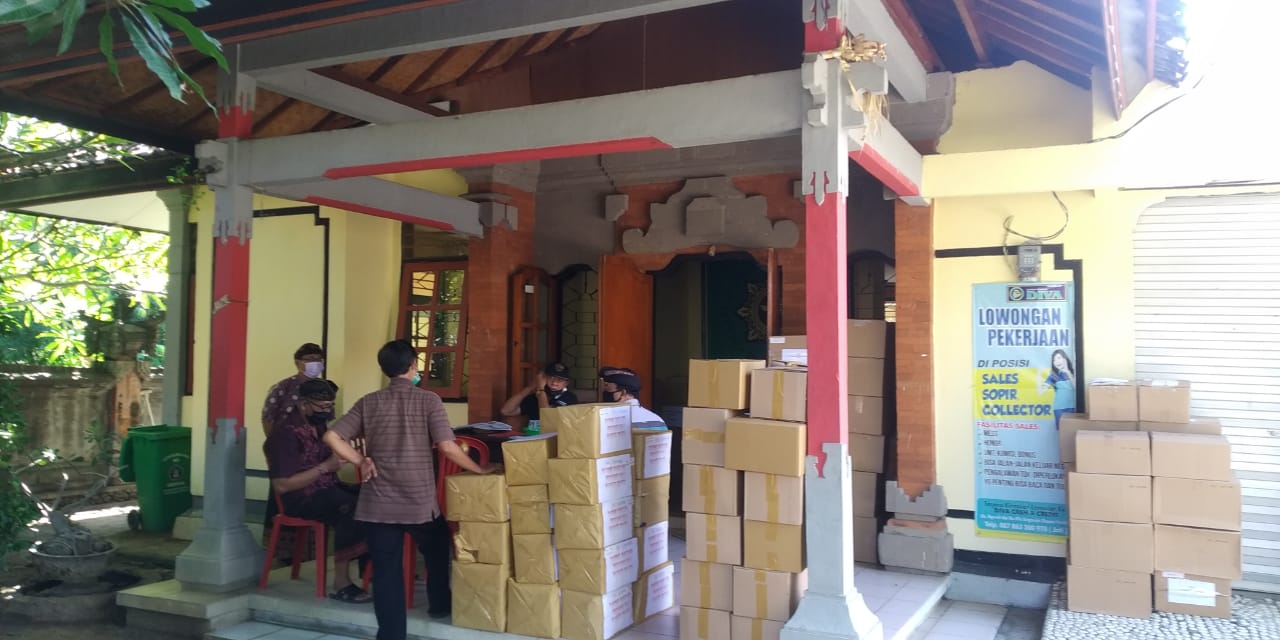DINAS PMA SERAHKAN PUNIA MASKER KE DESA ADAT
