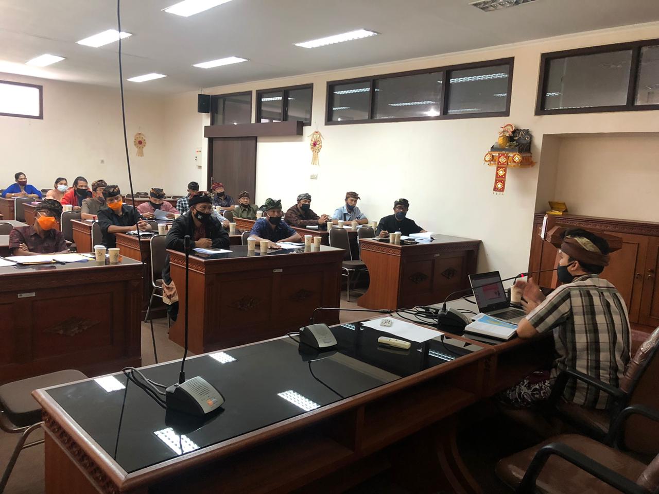 DINAS PMA BERI PENDAMPINGAN PATENGEN DALAM PENYUSUNAN RKT DAN APB DESA ADAT