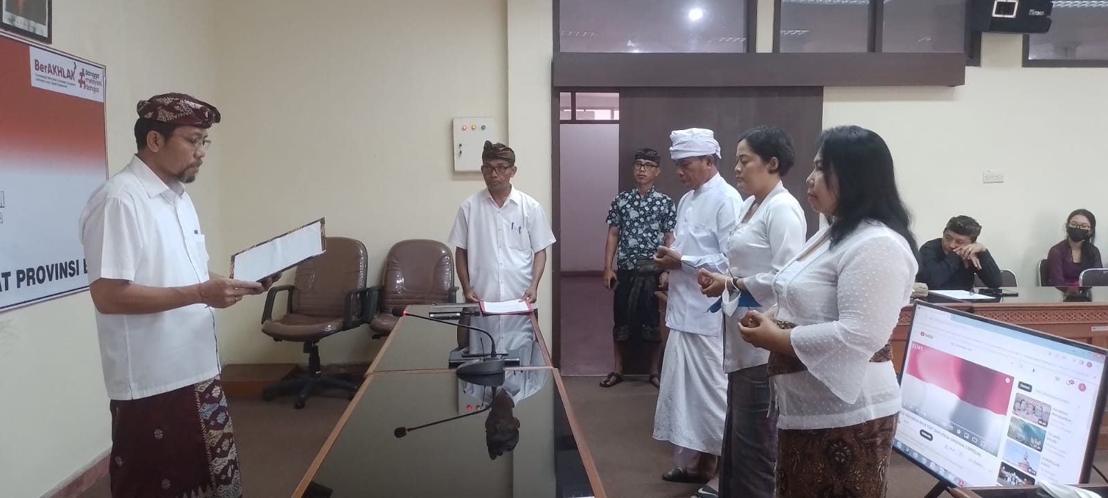 Kepala Dinas PMA Provinsi Bali Mengambil Sumpah/janji Jabatan Fungsional hasil Penyesuain Penyetaraan