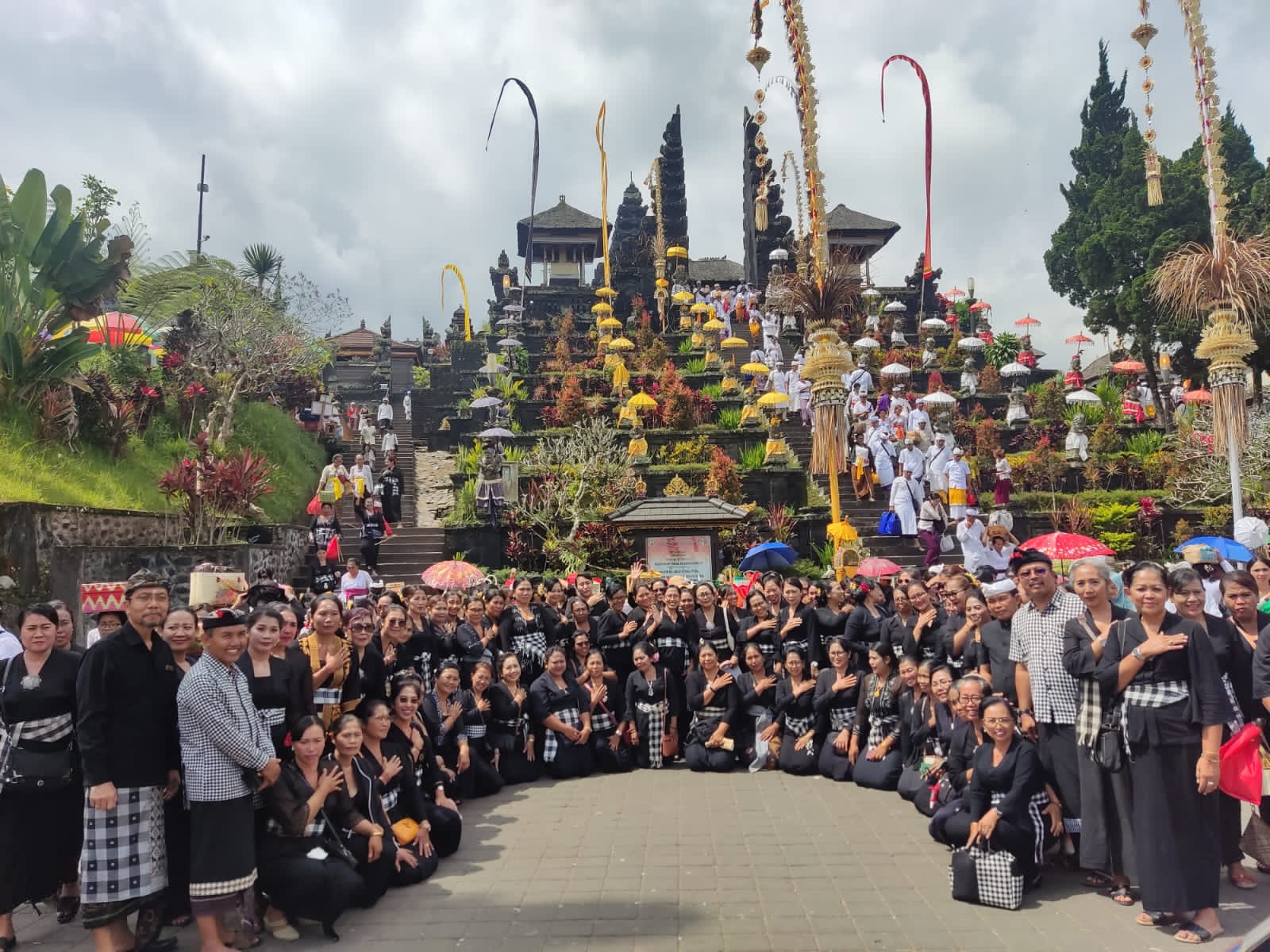 PAKIS Bali Edukasi Kebersihan Lingkungan di Pura Agung Besakih