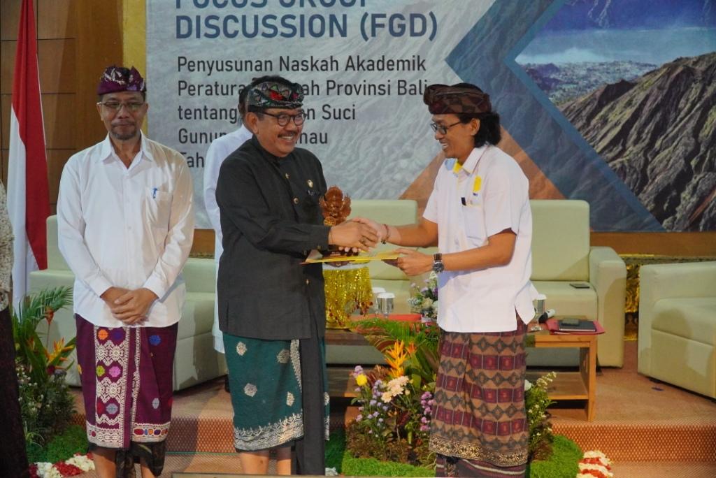 Wagub Cok Ace Paparkan Dimensi Utama Tatanan Kehidupan Yang Holistik Menjaga Kawasan Suci Gunung dan Danau