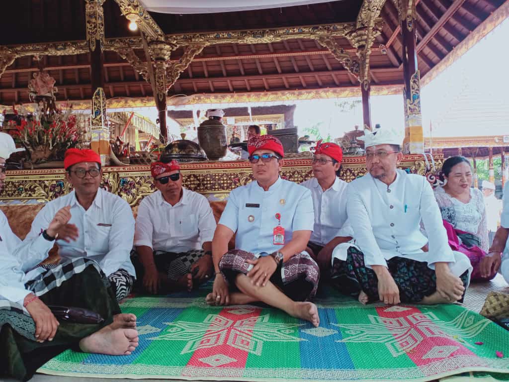 Mewakili Pj. Gubernur Bali, Kepala Dinas PMA pemelaspasan dan mendem pedagingan Pura Dalem Desa Adat Buahan