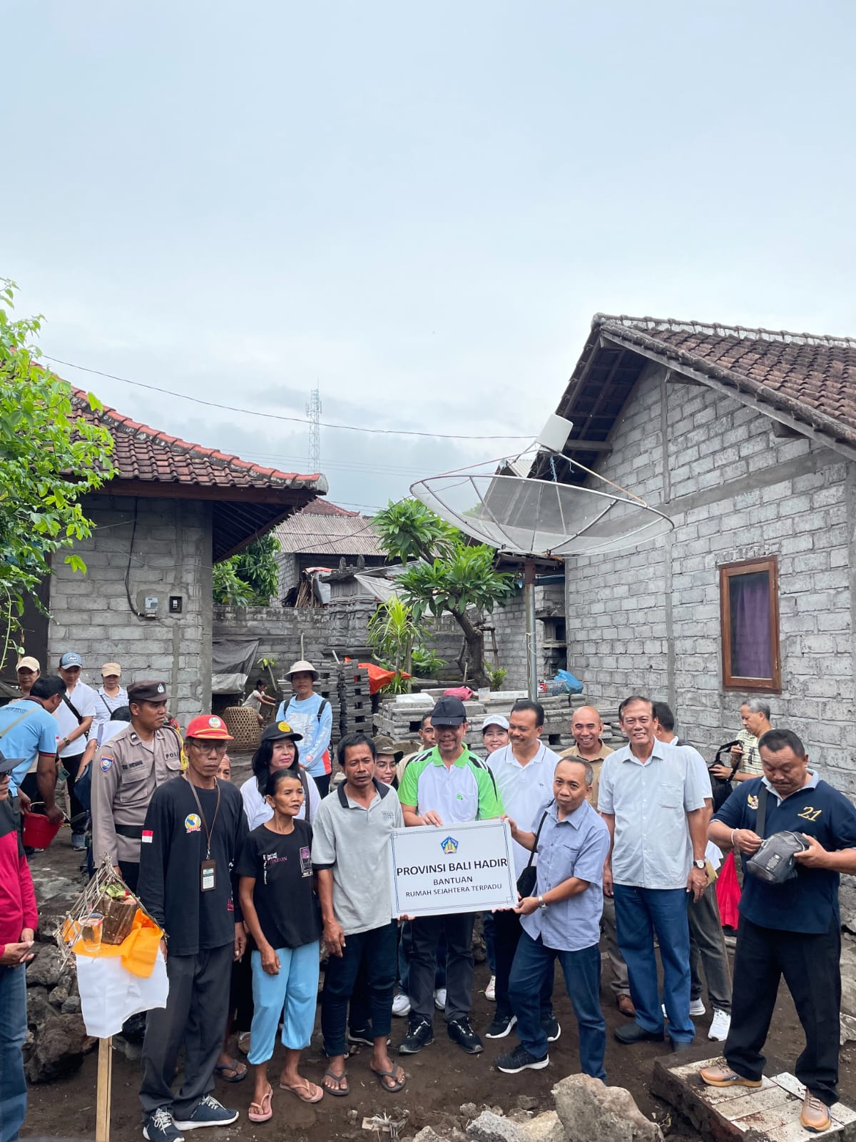 ‘Pemprov Bali Hadir’, Dinas PMA Provinsi Bali Ikut Serahkan Bantuan Kepada Keluarga Kurang Mampu di Karangasem
