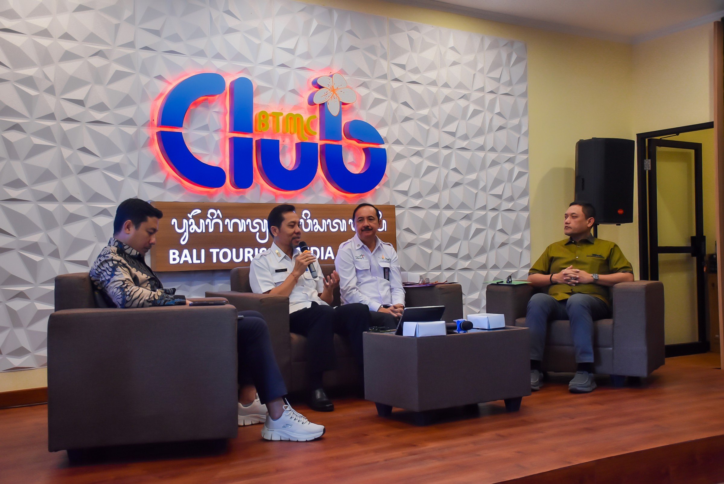Pansus PKDA DPRD Kaltim Lakukan Studi Komperatif Mekanisme Penataan Kelembagaan Desa Adat