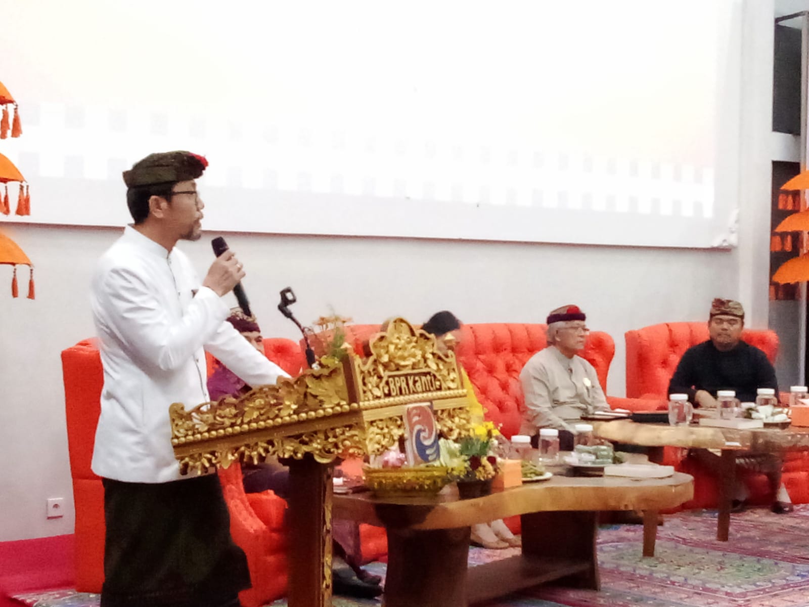 Kadis Kartika Jaya Sebagai Penelis di Temu Wirasa Pabligbagan “Ngorta bersama Desat Adat” BPR Kanti
