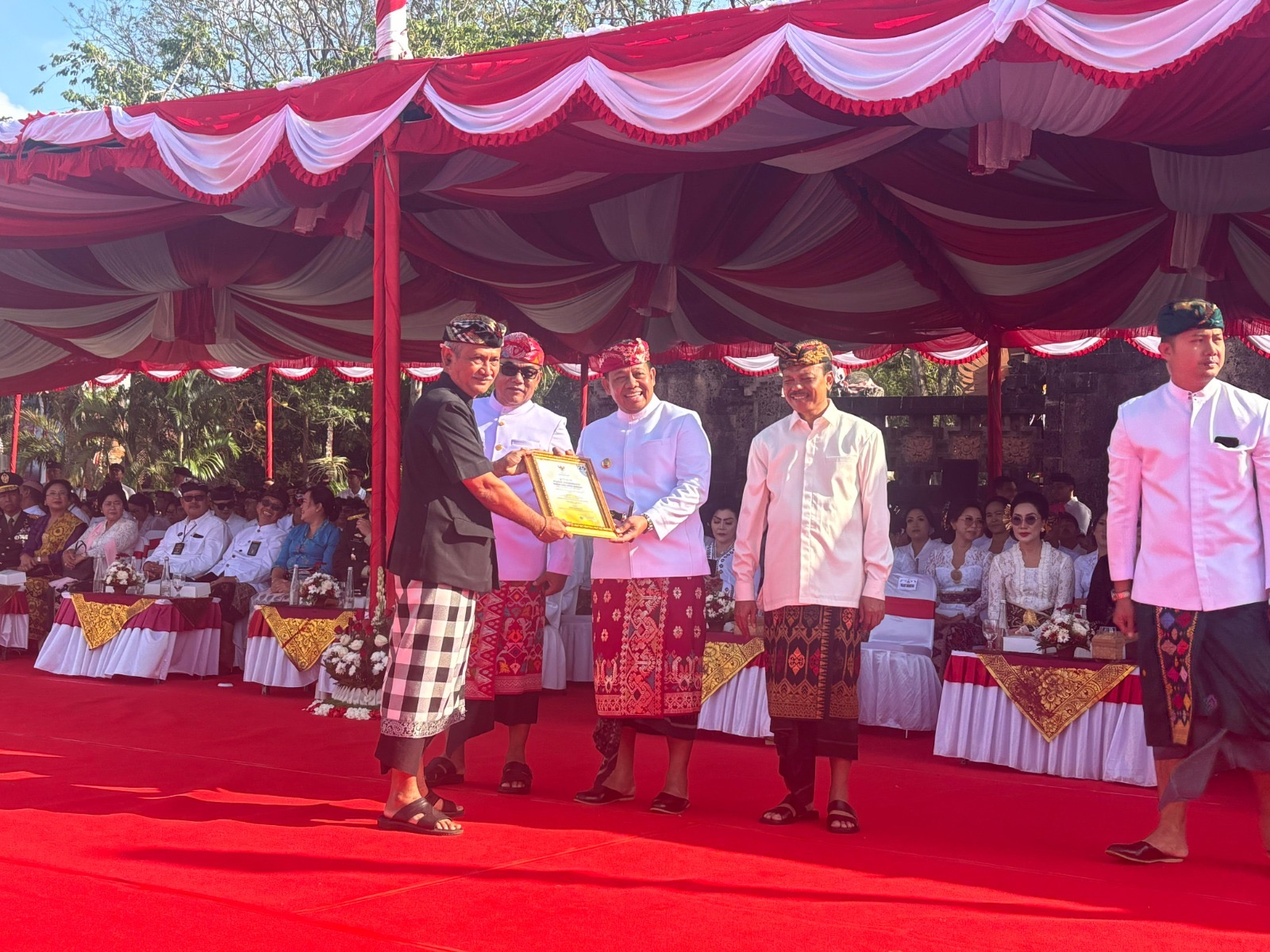 Pemberian Penghargaan Pengelolaan Keuangan Desa Adat se-Bali “Sewaka Dana Kerthi Nugraha” Tahun 2024pada Peringatan Hari Jadi Provinsi Bali Ke-66
