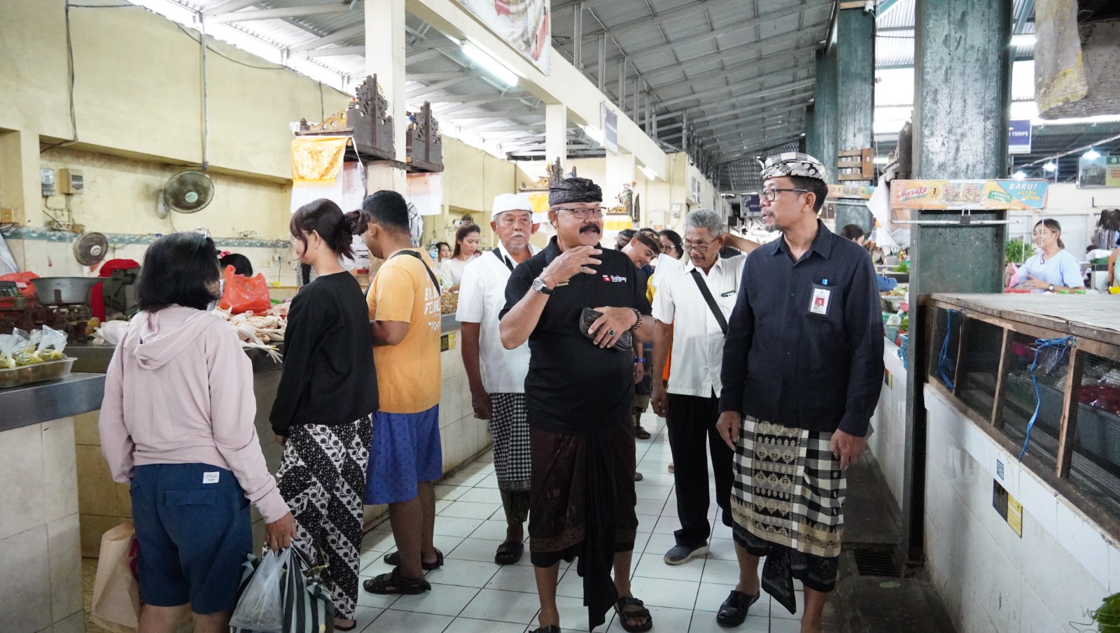 Tim Monitoring dan Evaluasi Implementasi Surat Edaran Gubernur Bali Nomor 09 Tahun 2025 Kunjungi Pasar Nyanggelan, Panjer