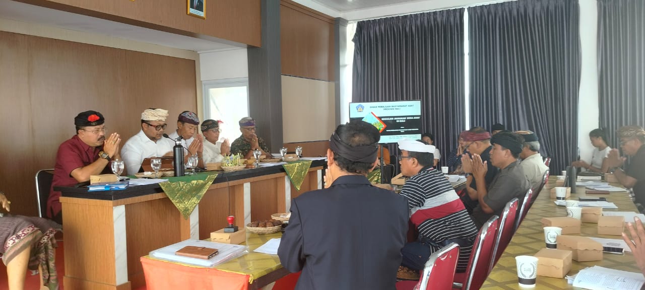 Kepala Bidang Pemajuan Hukum Adat DPMA Paparkan Materi Harmonisasi Awig-Awig dan Pararem Desa Adat