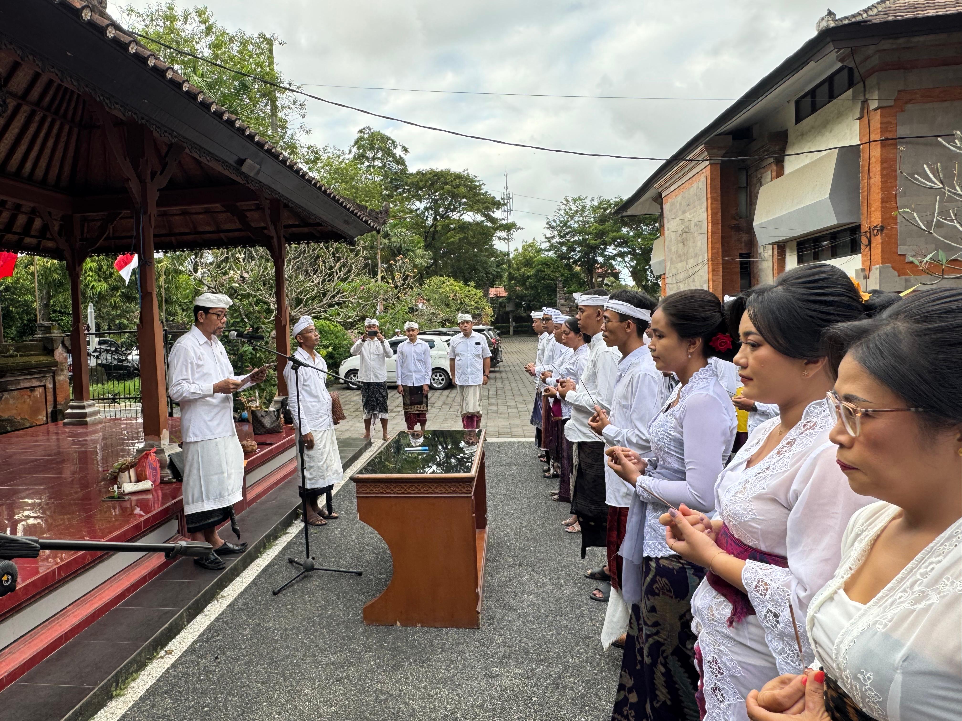 Kadis PMA Bali Lantik 48 Pegawai PPPK Formasi Tahun 2024