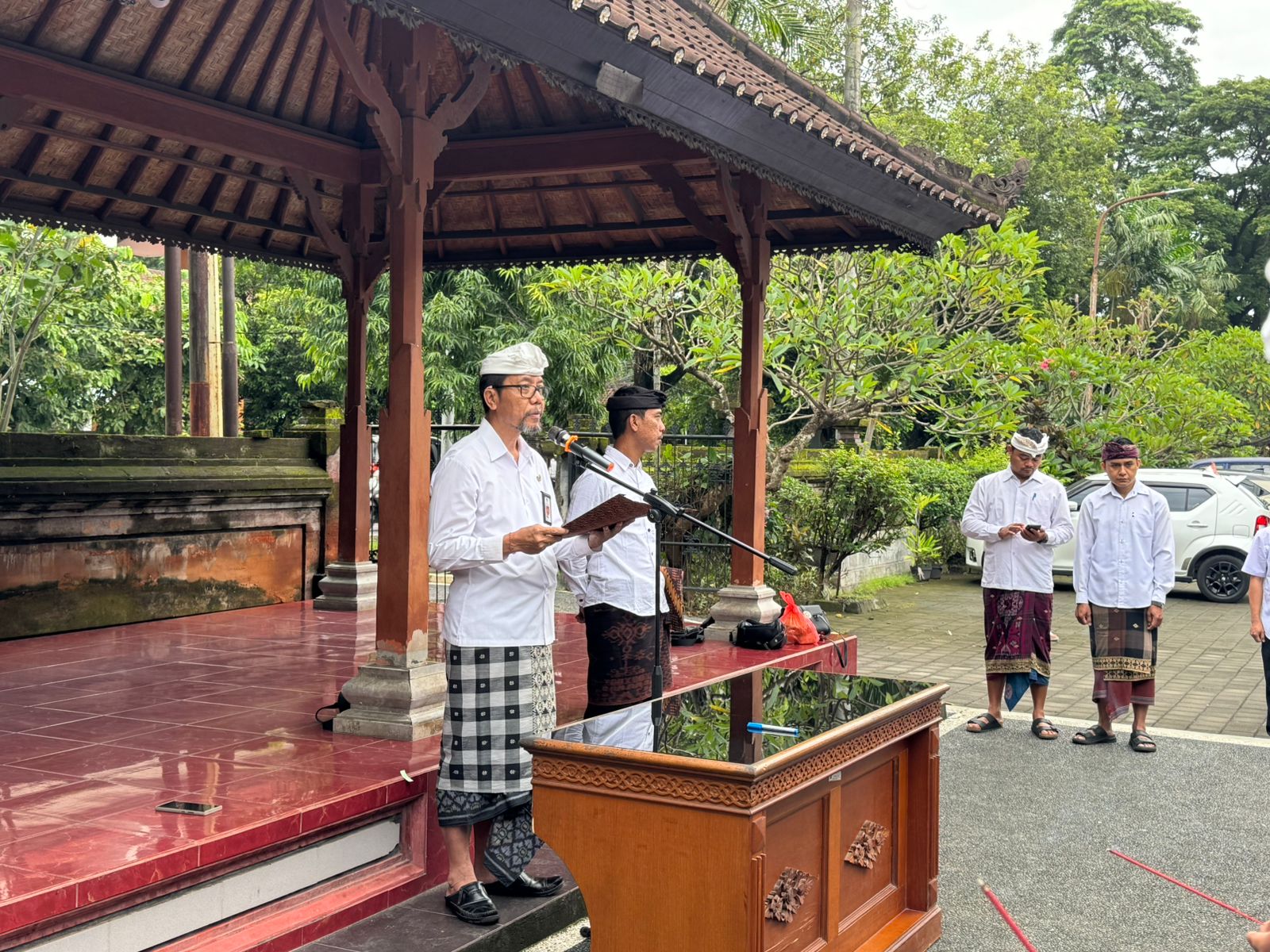 Kepala Dinas Pemajuan Masyarakat Adat Provinsi Bali Lantik dan Ambil Sumpah PPPK Paruh Waktu