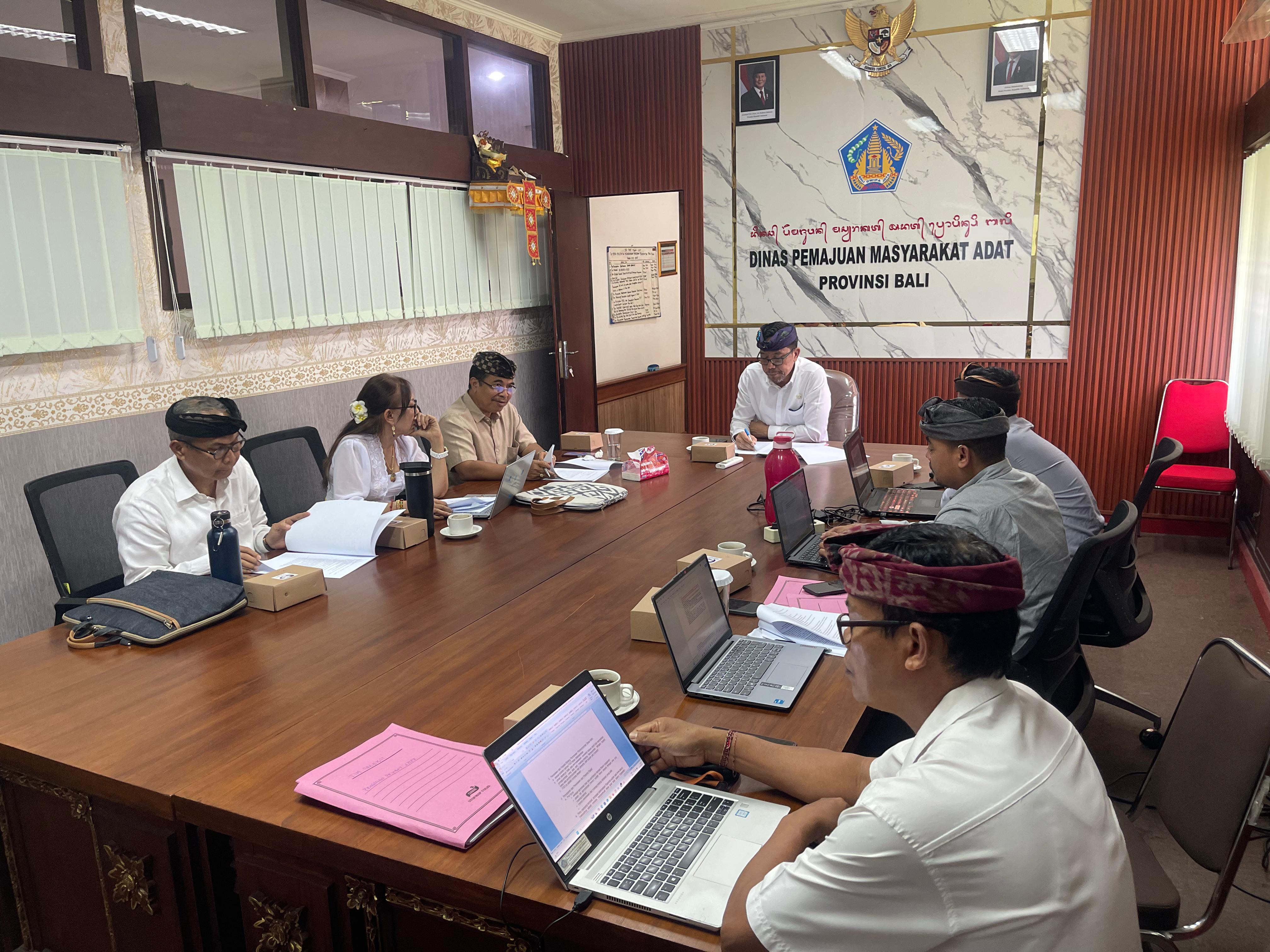 Bidang Pembinaan Perekonomian Desa Adat Gelar Rakor Rencana FGD Rancangan Perda Labda Pacingkreman Desa Adat
