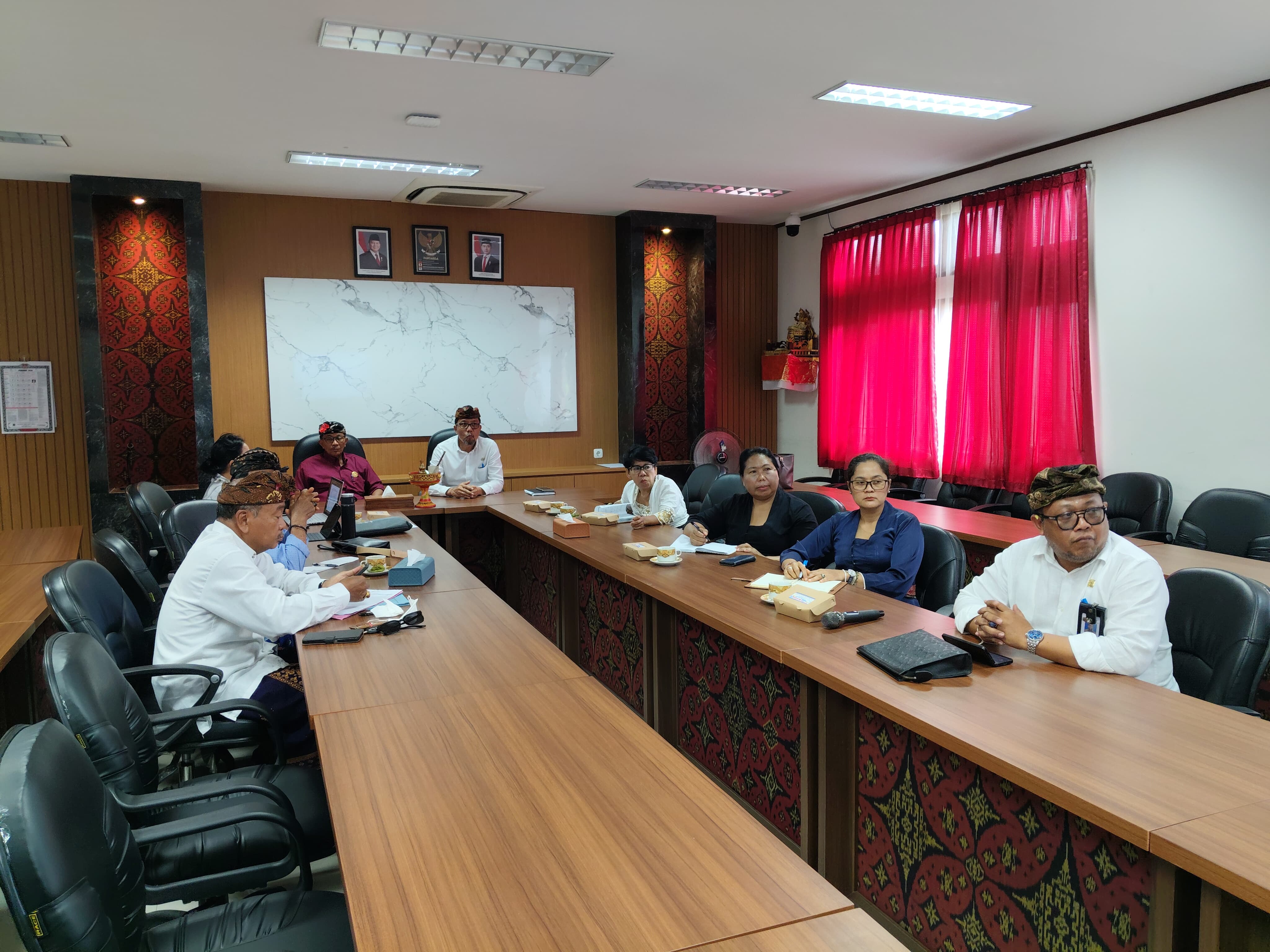 Sinkronisasi Program Pemajuan Hukum Adat, Kadis PMA Provinsi Bali Rapat Bersama Baga Hukum MDA Provinsi Bali
