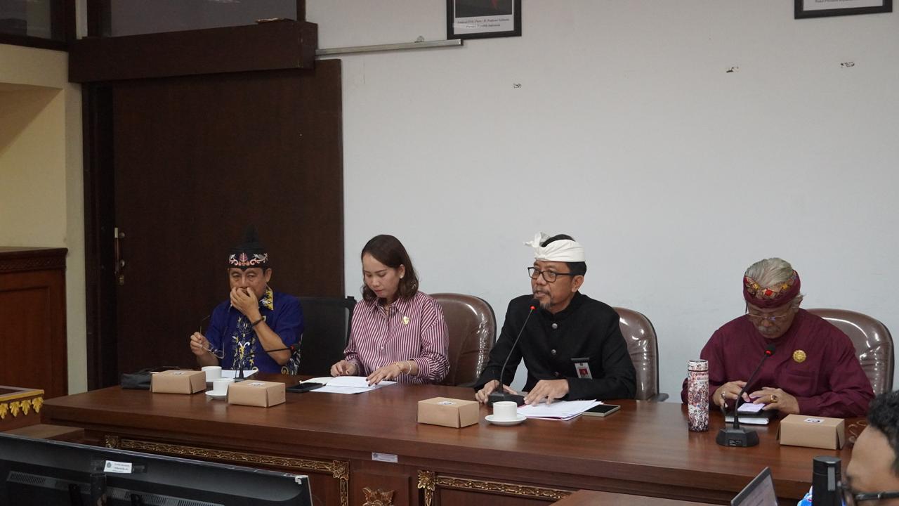 Dinas PMA Bali Terima Kunjungan Kerja DPRD Gunung Mas Bahas Peran Lembaga Adat di Era Modernisasi