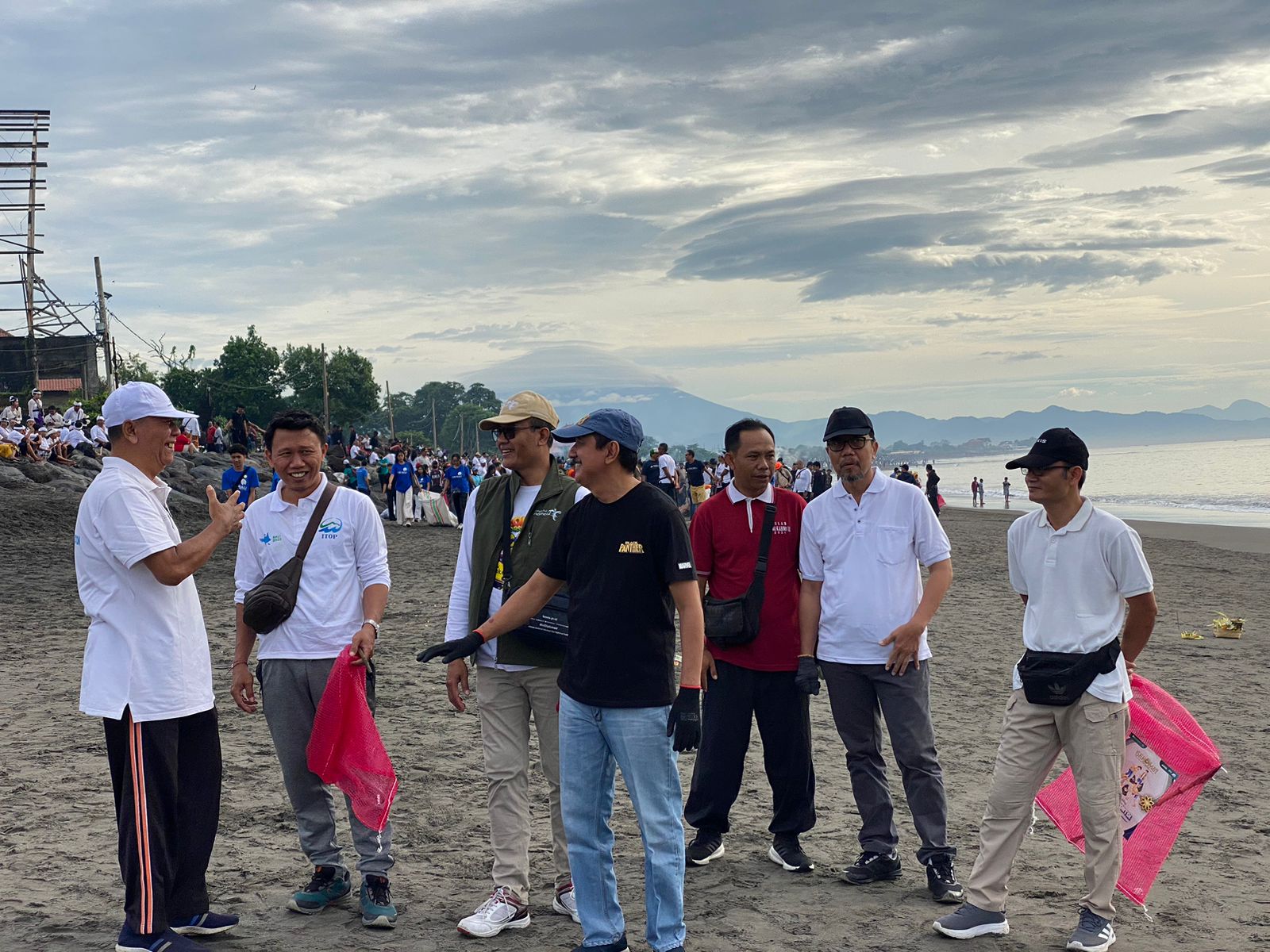Sinergi Desa Adat dan Lintas Sektor, Pantai Padanggalak Dibersihkan