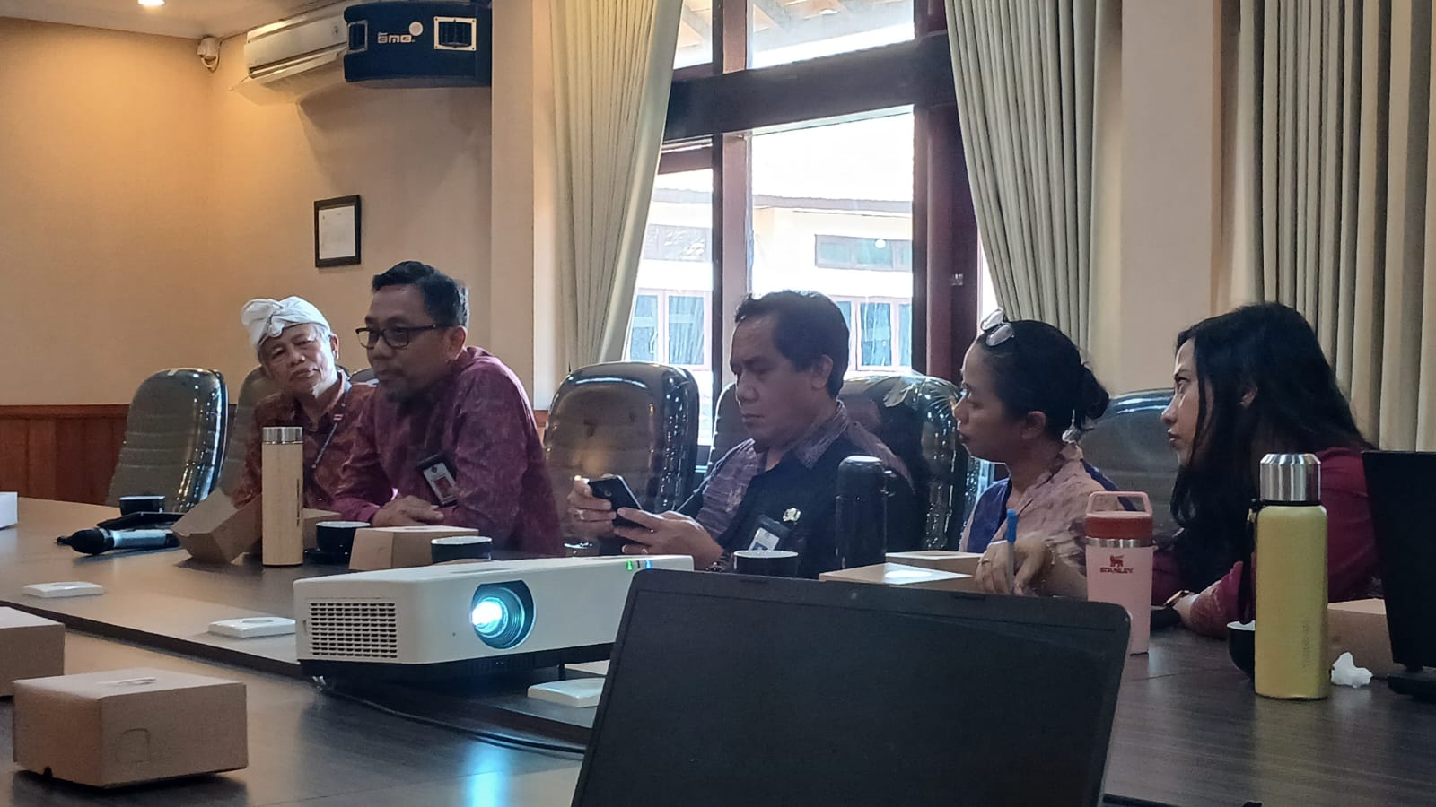 Kadis PMA Hadiri Rapat Lanjutan Reviu Kajian Akademis Pengelolaan Kawasan Suci Pura Besakih