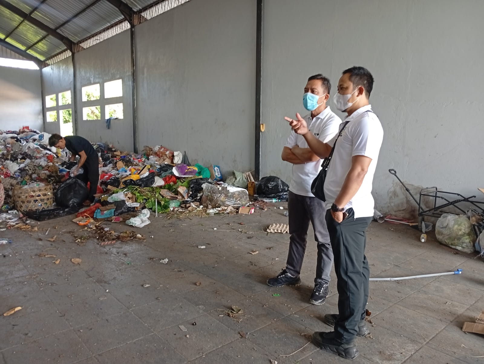 Kadis PMA Bali Tinjau Pengelolaan Sampah di TPS3R Bualu