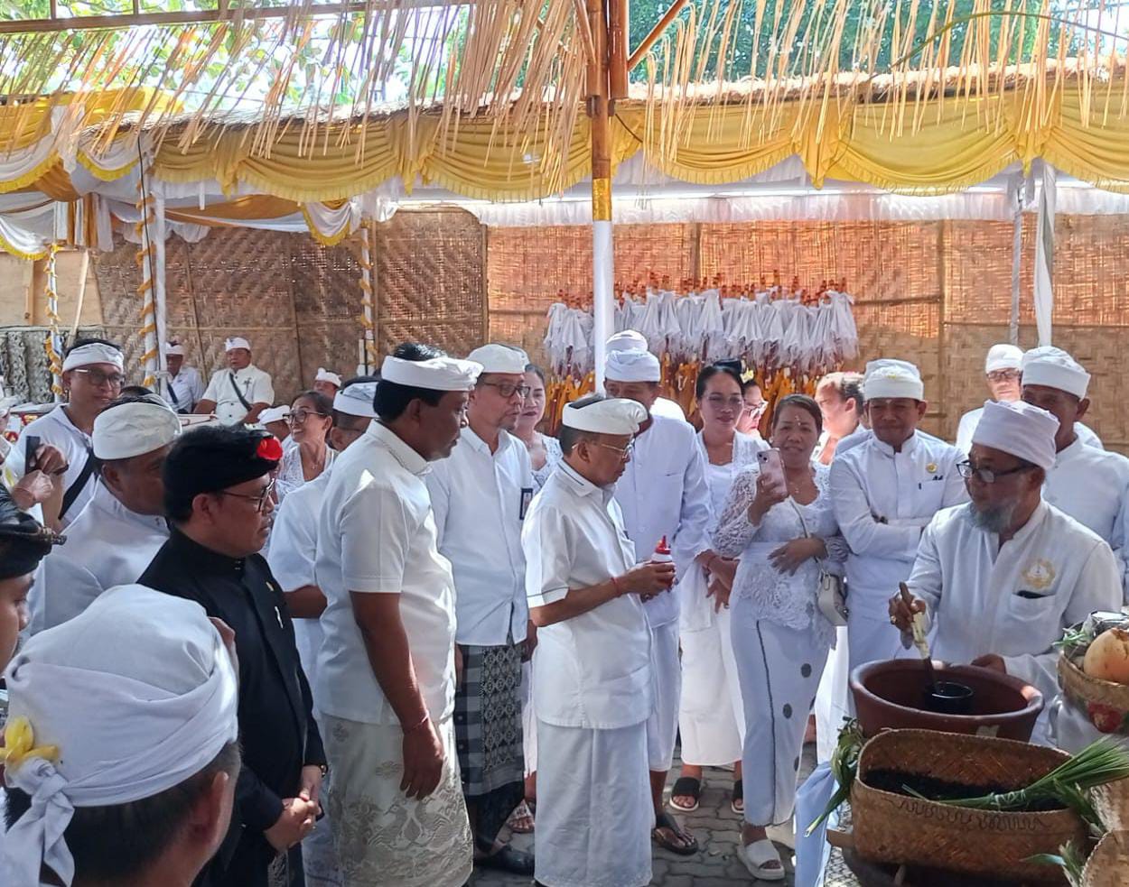 Kadis PMA Dampingi Gubernur Bali Hadiri Upacara Ngaben dan Nyekah Masal Desa Adat Bualu