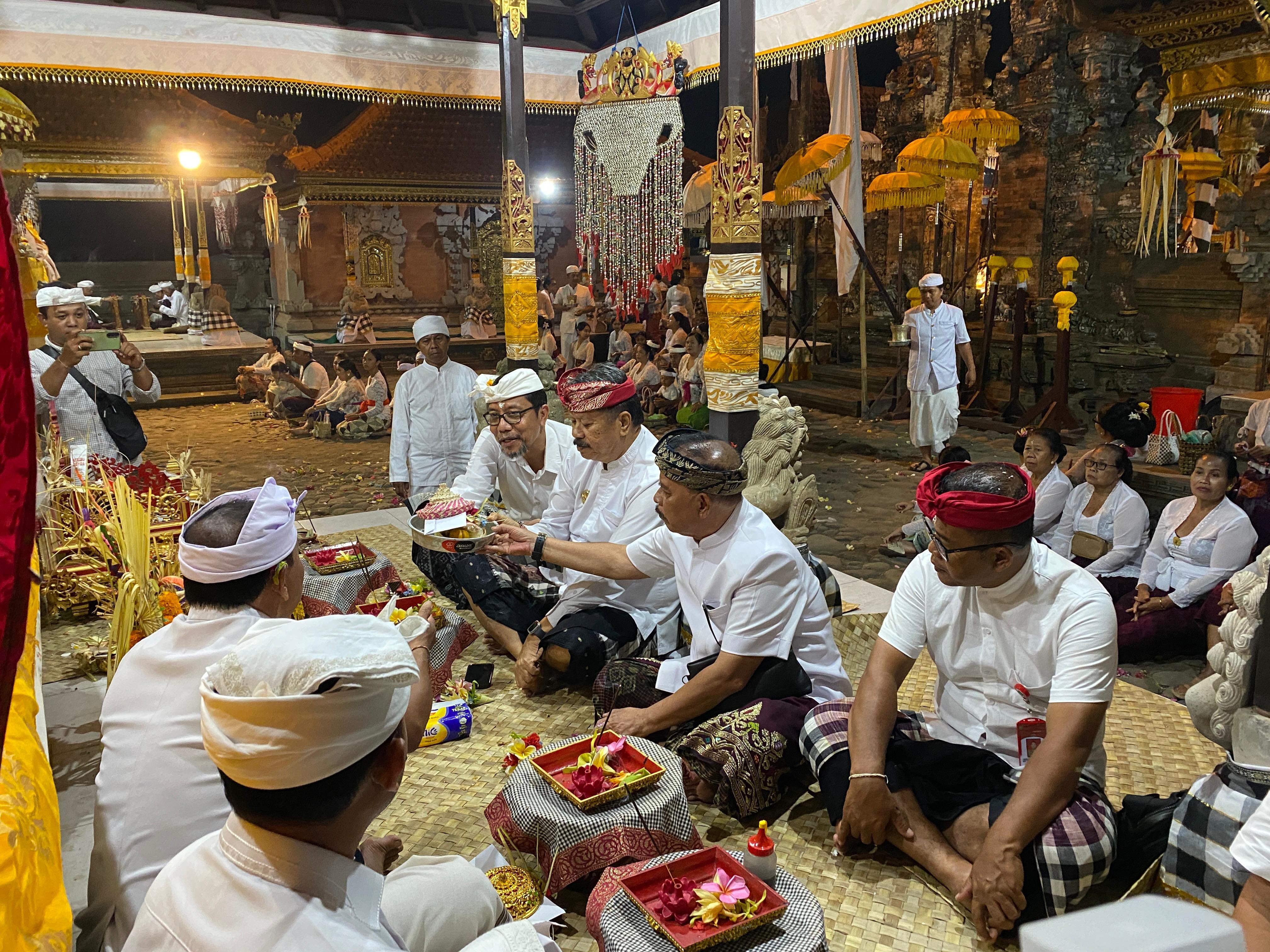 Mewakili Gubernur Bali, Kadis PMA Hadiri Uleman Piodalan Pura Manik Toya
