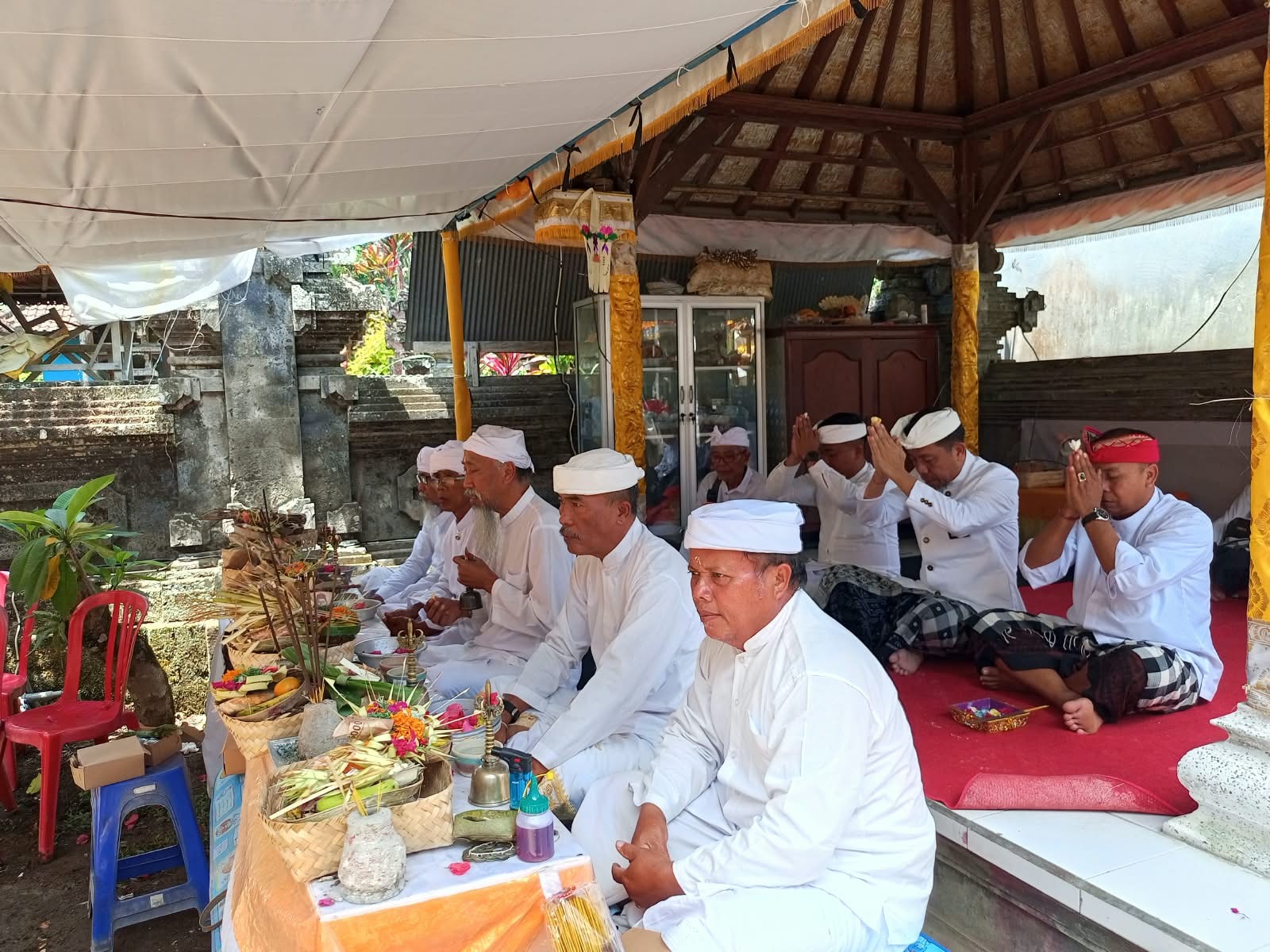 Kadis PMA Mewakili Gubernur Bali Hadiri Uleman Pemelaspasan Pelinggih
