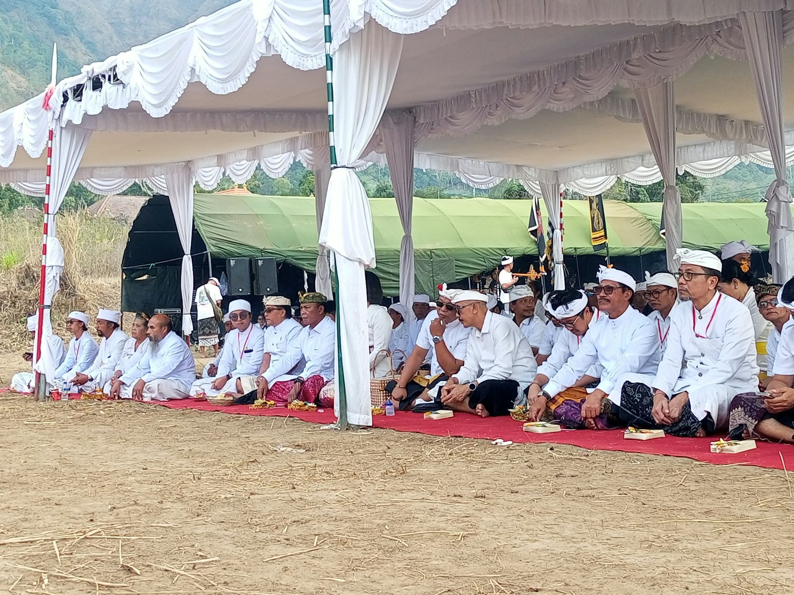 Kadis PMA Bali Hadiri Upacara Bakti Pakelem di Pucak Gunung Abang dan Segara Danau Batur