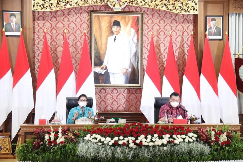KETUA TIM PENGGERAK PKK PROVINSI BALI MENYAPA  KADER PKK SE-BALI SECARA VIRTUAL
